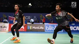 Ganda Putra Indonesia, Mohammad Ahsan/Rian Agung Saputro mengembalikan kok ke arah K Kedren/D Puavaranukroh (Thailand) di babak pertama Indonesia Open 2017, Jakarta, Rabu (14/6). M Ahsan/Rian kalah 21-19 17-21 21-18. (Liputan6.com/Helmi Fithriansyah)
