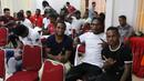 Suasana santai penuh kekeluargaan melingkupi anggota tim Persipura Jayapura setelah ibadah bersama di Hotel Yasmin, Jayapura, Kamis (28/4/2016). (Bola.com/Nicklas Hanoatubun)