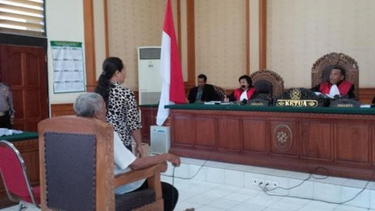 Dicecar hakim, wali kelas Engeline protes