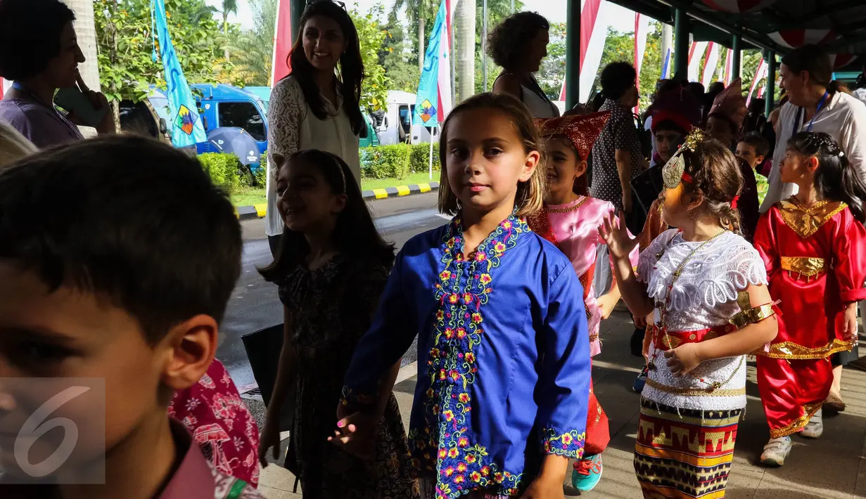 Sejumlah siswa-siswi tengah mengikuti karnaval di JIS Pondok Indah, Jakarta (24/10). Mereka berjalan mengelilingi sekolah dengan pakaian adat tradisional Indonesia. (Liputan6.com/Fery Pradolo)