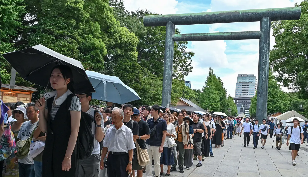 Ratusan warga Jepang berkunjung ke Kuil Yasukuni untuk memperingati 79 tahun menyerahnya Jepang dalam Perang Dunia II. (Richard A. Brooks/AFP)