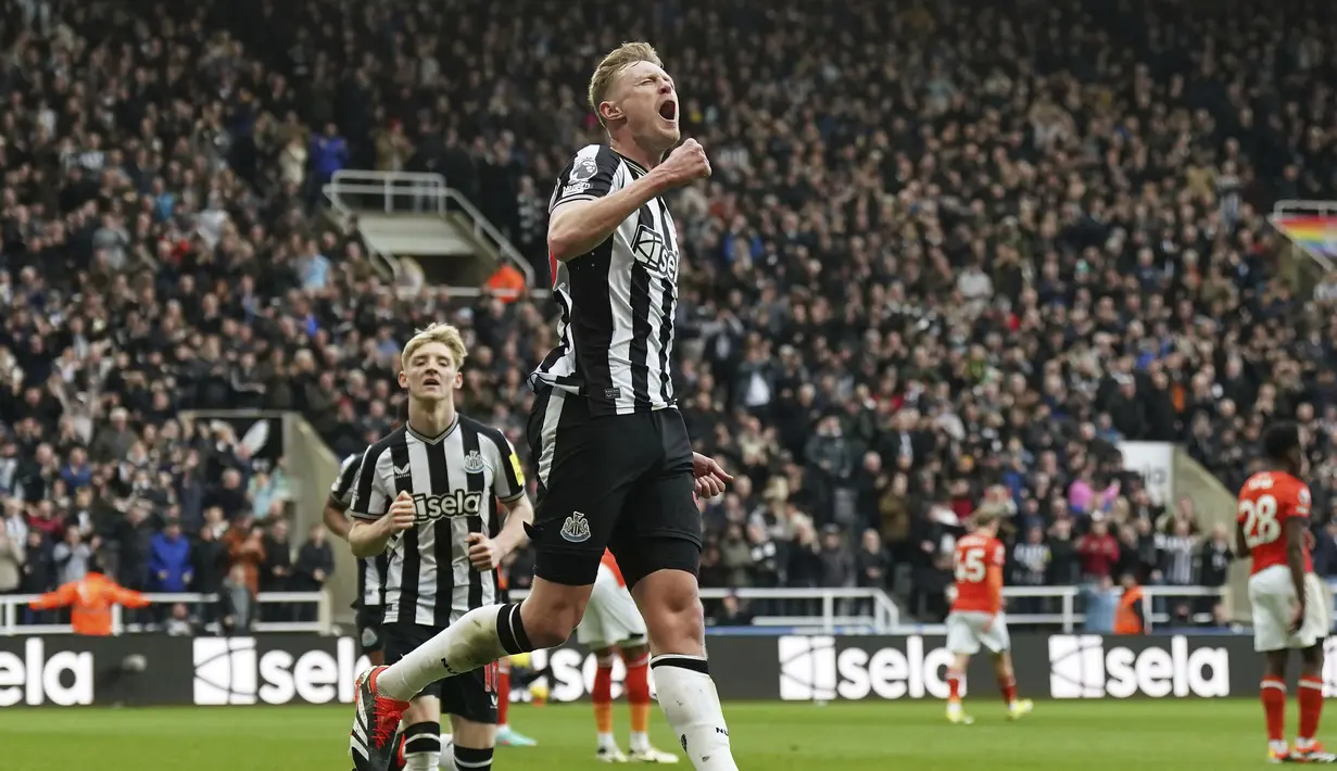Pemain Newcastle United, Sean Longstaff melakukan selebrasi setelah mencetak gol ke gawang Luton Town pada laga lanjutan Liga Inggris 2023/2024 di St James' Park, Newcastle, Inggris, Sabtu (03/02/2024). (AP Photo/PA/Owen Humphreys)