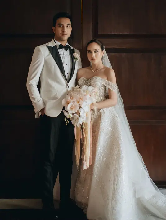 <p>Lihat lagi potret pesona visual luar biasa saat keduanya mengadakan resepsi pernikahan. Bak prince dan princess dibalut busana pengantin modern bernuansa putih. [Foto: Instagram/salshabillaadr]</p>