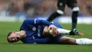 Gelandang Chelsea Eden Hazard mengalami cedera saat melawan Newcastle di pertandingan Liga Inggris di Stamford Bridge, London (2/12). (Steven Paston / PA via AP)