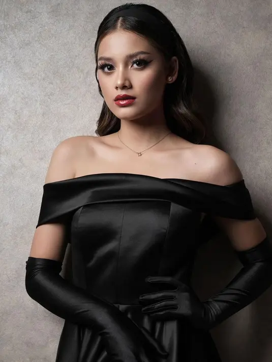 Look glam dramatis dengan lipstik merah dan bulu mata super-lentik plus rambut sleek. [@callistarum]
