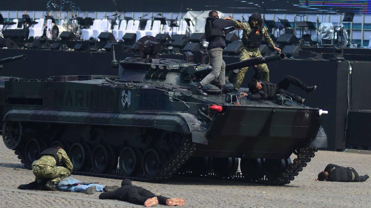 FOTO: Aksi Spektakuler Prajurit TNI di Monas: Tarung di Atas Tank dan Penyelamatan Sandera Warnai HUT ke-80 TNI