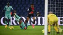 Penyerang PSG, Kylian Mbappe, berusaha mencetak gol ke gawang Angers pada laga lanjutan Liga Prancis di Parc des Princes Stadium, Sabtu (3/10/2020) dini hari WIB. PSG menang 6-1 atas Angers. (AFP/Franck Fife)