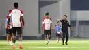 Indra Sjafri sedang memberikan instruksi dalam latihan Timnas Indonesia U-20 di Stadion Madya, Jakarta Pusat, pada Minggu (22/9/2024) malam WIB. (Bola.com/Abdul Aziz)