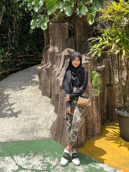 Tampil tegas namun santai saat zoo date adalah pilihan yang tepat. Kamu daoat menggunakan joger pants bermotif army dan kaos hitam polos, lho. (instagram/shireeenz)