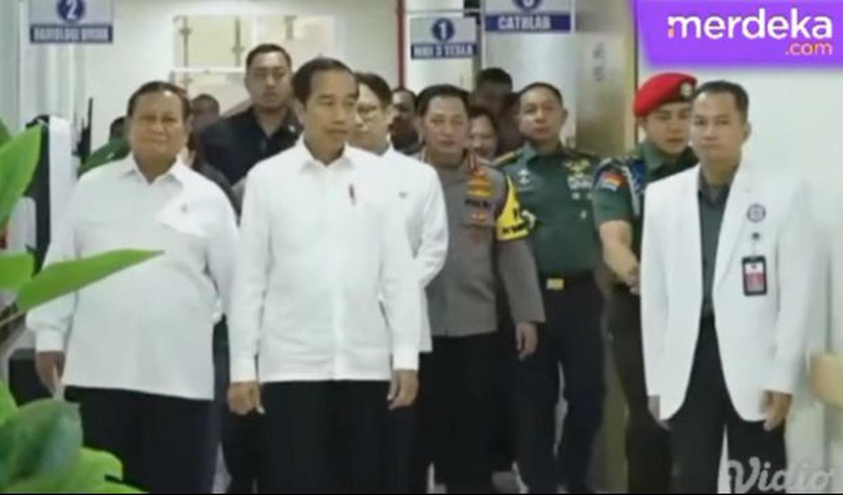 Mereka berjalan di selasar rumah sakit.&nbsp;<br>