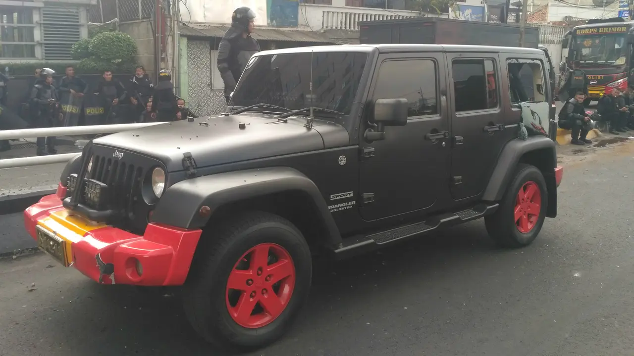 Satu unit Jeep yang diduga milik pejabat utama dari Brimob.