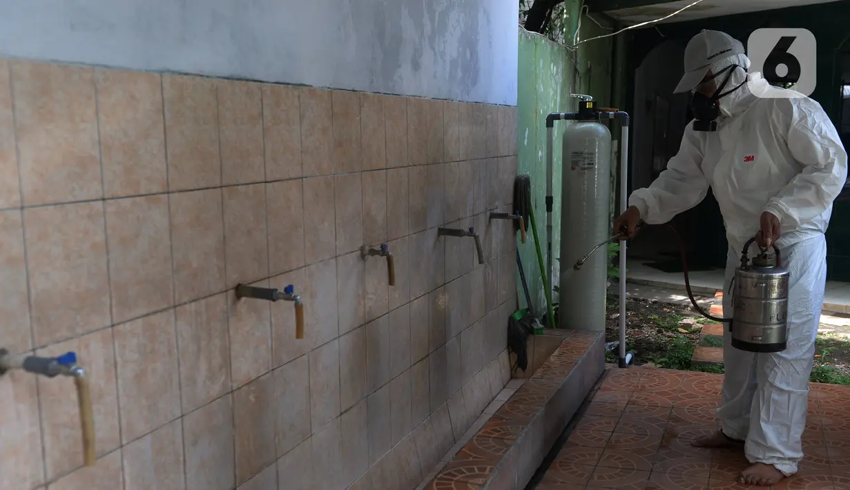 Petugas Dewan Masjid Indonesia menyemprotkan cairan disinfektan pada ruang wudhu di Masjid Hablul Muttaqin, Pejambon, Gambir, Jakarta Pusat, Jumat (6/3/2020). Kegiatan ini dilakukan untuk menjaga kebersihan masjid dan mengantisipasi penyebaran virus corona (COVID-19). (Liputan6.com/Angga Yuniar)