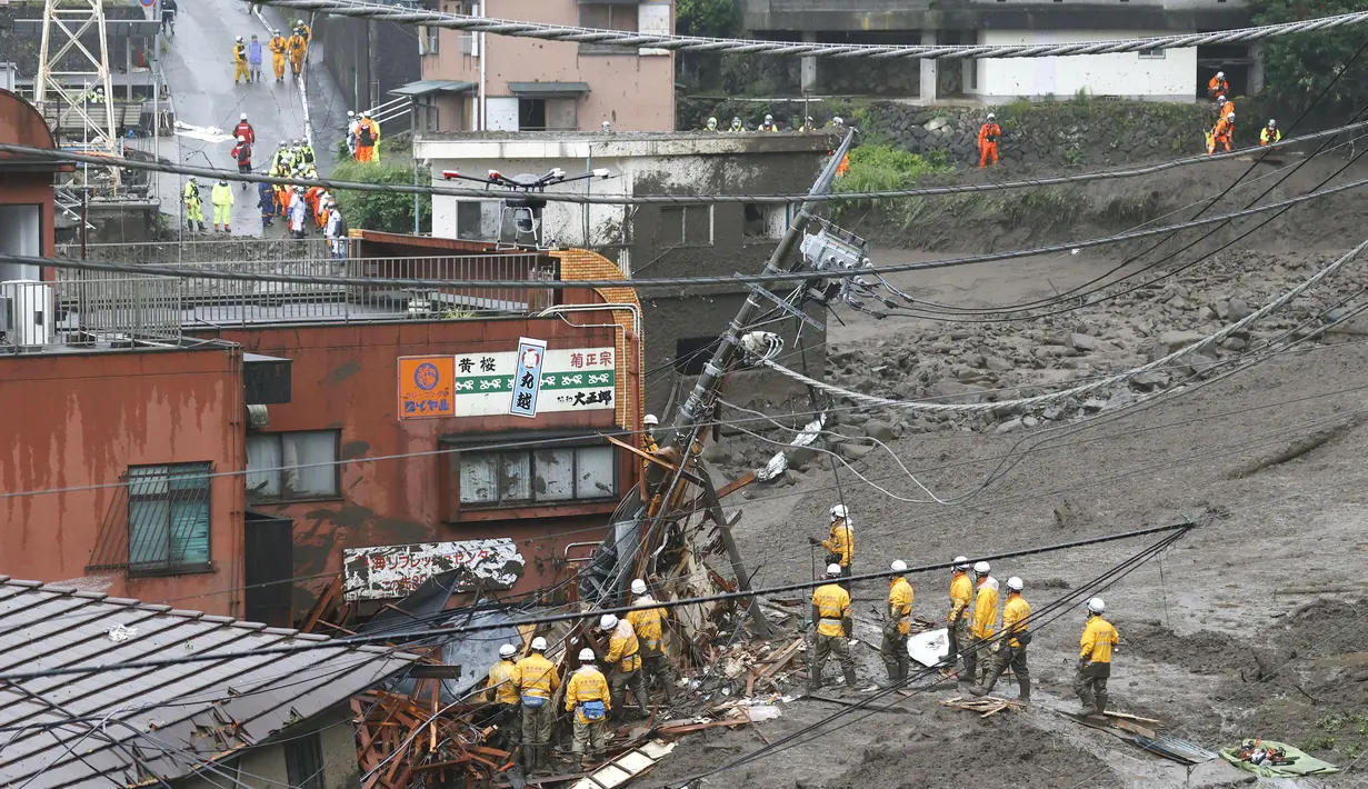 Tim penyelamat melakukan operasi pencarian di lokasi tanah longsor di Izusan di Atami, Minggu (4/7/2021). Pemerintah menurunkan sekitar 700 orang dari polisi prefektur Shizuoka, petugas pemadam kebakaran dan militer Jepang melanjutkan upaya pencarian dan penyelamatan korban. (Kyodo News via AP)
