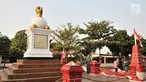 Pengunjung melihat  Monumen Kebulatan Tekad, Rengasdengklok, Karawang, Jawa Barat, Jumat (17/8). Monumen Kebulatan Tekad dibangun untuk memperingati peristiwa 'penculikan' Soekarno-Hatta oleh Golongan Muda Indonesia.(Merdeka.com/Iqbal S. Nugroho)