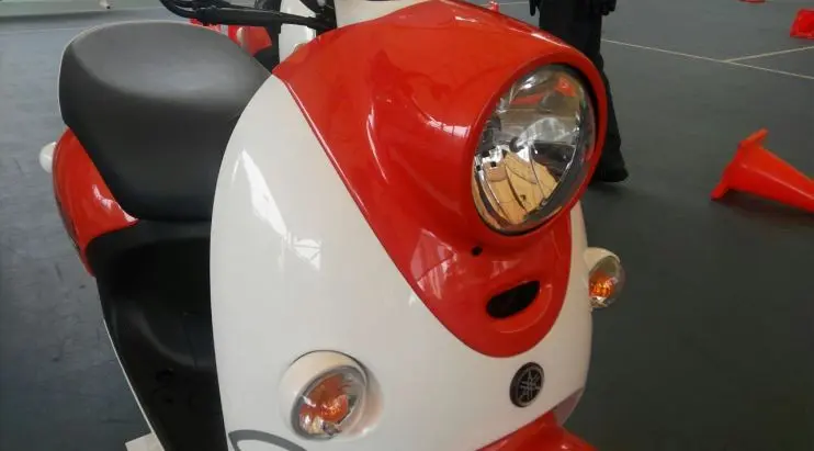 Desain retro modern motor listrik Yamaha mirip dengan Yamaha Fino. (Arief/Liputan6.com)
