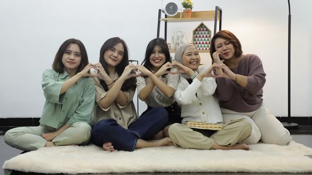 wanita september senang bergaul bersama