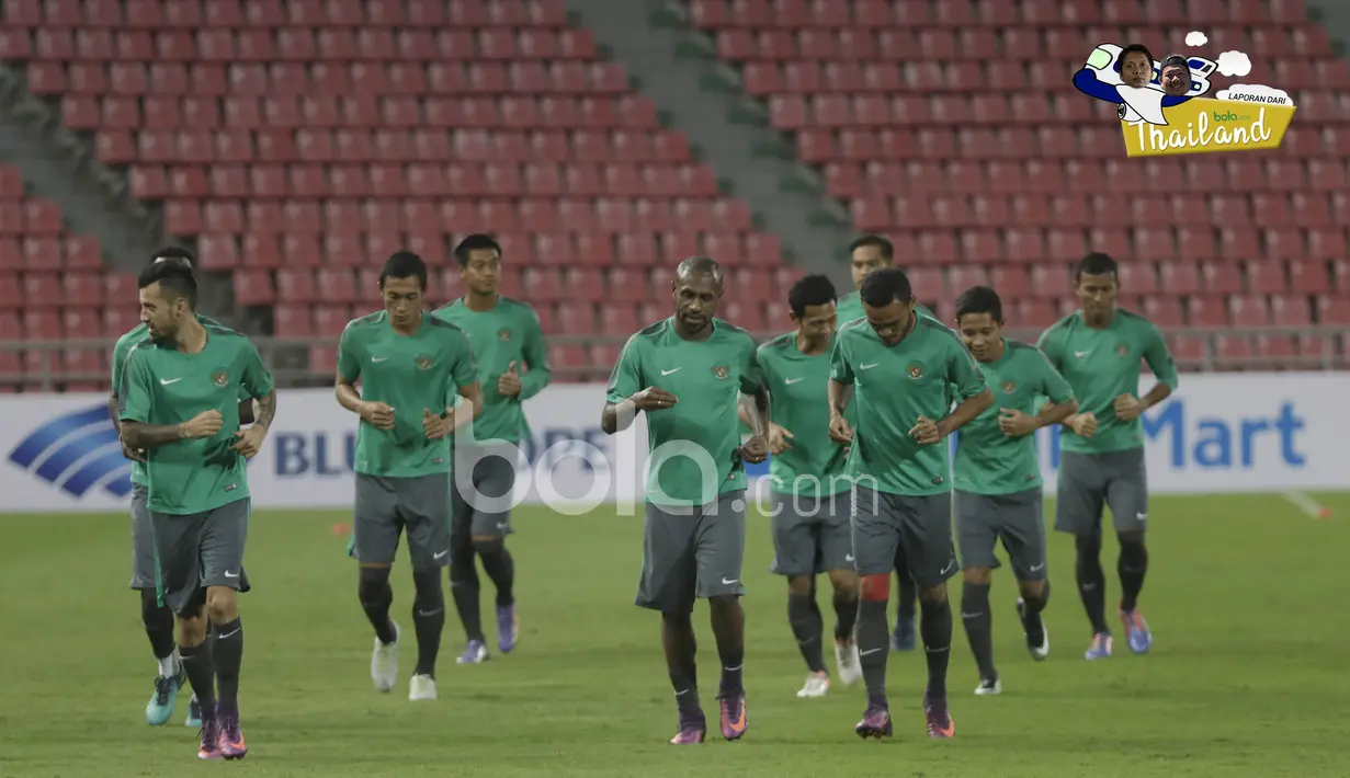 Para pemain Timnas Indonesia melakukan pemanasan pada  sesi uji coba lapangan di Stadion Rajamangala, Thailand, (16/12/2016). (Bola.com/Vitalis Yogi Trisna)