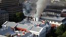 Gedung yang terbakar di kawasan Parlemen Afrika Selatan di Cape Town (2/2/2022). Tak ada korban jiwa pada peristiwa tersebut karena para politisi sedang libur. (AFP/Obed Zilwa)