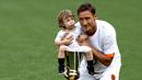 Kapten AS Roma, Francesco Totti, bersama sang putra, Cristian, merayakan gelar juara Piala Italia di Stadion Olimpico, Roma, Minggu (27/5/2007). (EPA/Ettore Ferrari)