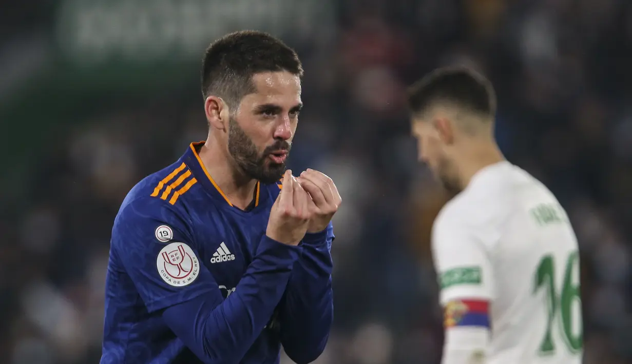 Gelandang Real Madrid, Isco berselebrasi usai mencetak gol ke gawang Elche selama pertandingan babak 16 besar Copa del Rey di stadion Martinez Valero di Elche, Spanyol, Jumat (21/1/2022). Real Madrid menang tipis atas Elche 2-1. (AP Photo/Alberto Saiz)