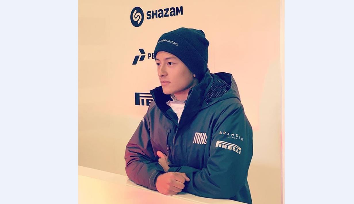 Rio Haryanto berada di dalam paddock Manor Racing menunggu dimulainya sesi pagi hari pertama tes pramusim kedua F1 2016 di Sirkuit Catalunya, Barcelona, Spanyol, Selasa (1/3/2016). (Bola.com/Instagram/Manorracing)