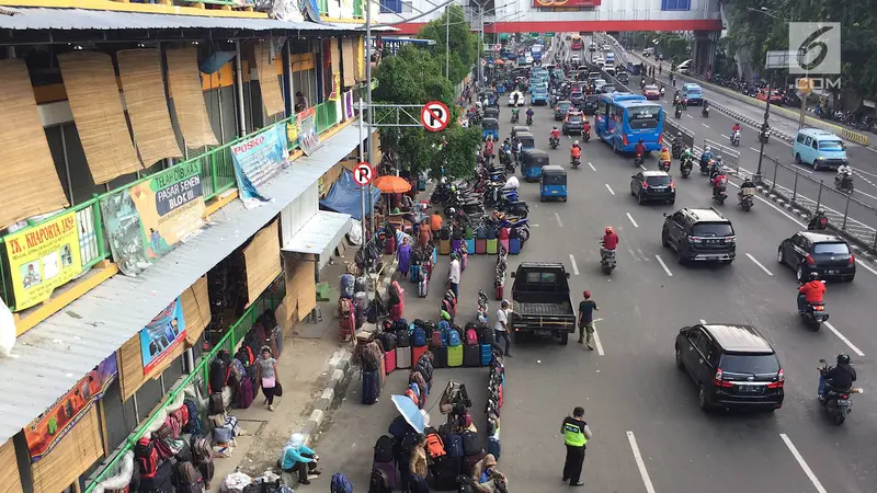 PKL dan Parkir Liar Kuasai Jalan dan Trotoar di Senen