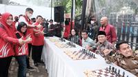 Politikus PDIP yang juga Grandmaster catur Utut Adianto menyemarakan peresmian kantor Sekretariat DPP Taruna Merah Putih (TMP) di Jalan Prof Moh Yamin Nomor 1 Menteng, Jakarta Pusat, Senin (28/11/2022) dengan mengadakan ekshibisi catur. (Foto: Istimewa).