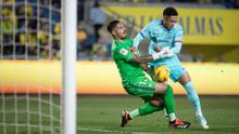 Pemain Barcelona Vitor Roque dan kiper Barcelona Inaki Pena mengamankan bola saat pertandingan sepak bola Liga Spanyol antara Las Palmas Vs Barcelona di Stadion Gran Canaria, Las Palmas de Gran Canaria, Spanyol, Kamis (4/1/2024). (DESIREE MARTIN/AFP)
