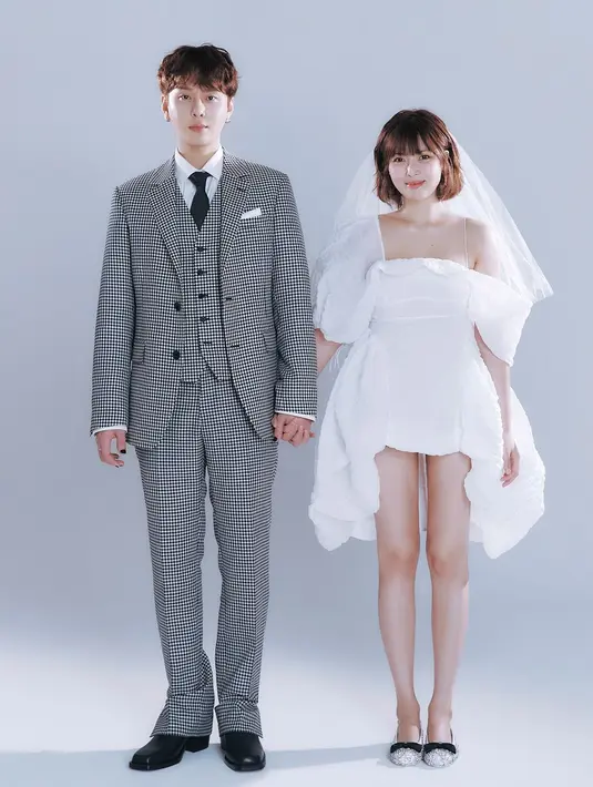 Pada potret lain, artis tersebut terlihat mengenakan gaun mini putih dengan detail rok balon yang apik dan veil bagai pengantin. Kemudian Yong Jun Hyung mengenakan setelan kotak-kotak dan kaus putih. [@hyunah_aa].