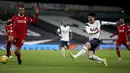 Penyerang Tottenham, Son Heung-min (kanan) menembak bola ke gawang Liverpool pada pertandingan lanjutan Liga Inggris di Stadion Tottenham Hotspur, London, Jumat (29/1/2021). Hasil ini membuat Liverpool mengakhiri puasa kemenangan di Premier League setelah melewati lima laga. (Nick Potts/Pool via AP)
