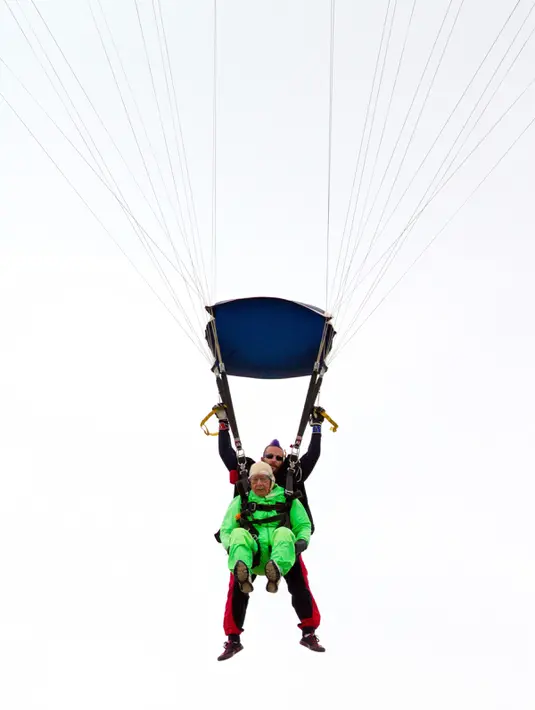 Alfred "Al" Blaschke didampingi instruktur Aaron Burwell berada di udara saat merayakan ulang tahun ke-100 di Skydive Temple, Texas, (4/1). Sebelumnya, Al diminta melakukan terjun payung di usia 97 tahun. (Rusty Schramm /The Temple Daily Telegram via AP)