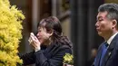 Para anggota keluarga korban meneteskan air mata saat meletakkan karangan di Katedral St Patrick, Australia, Kamis (7/8/14). (REUTERS/Mark Dadswell)
