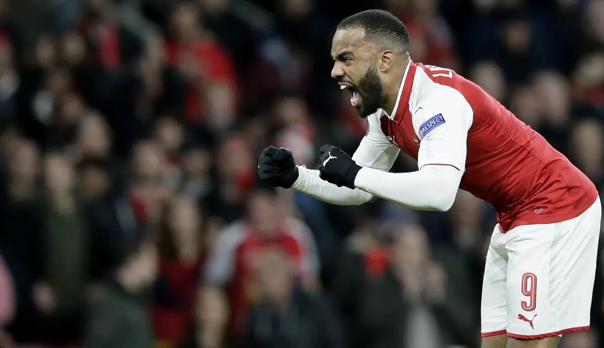 Striker Arsenal, Alexandre Lacazette, melakukan selebrasi usai mencetak gol ke gawang CSKA Moscow pada laga perempat final Liga Europa, di Stadion Emirates, Kamis (5/4/2018).  Arsenal menang 4-1 atas CSKA Moscow. (AP/Tim Ireland)