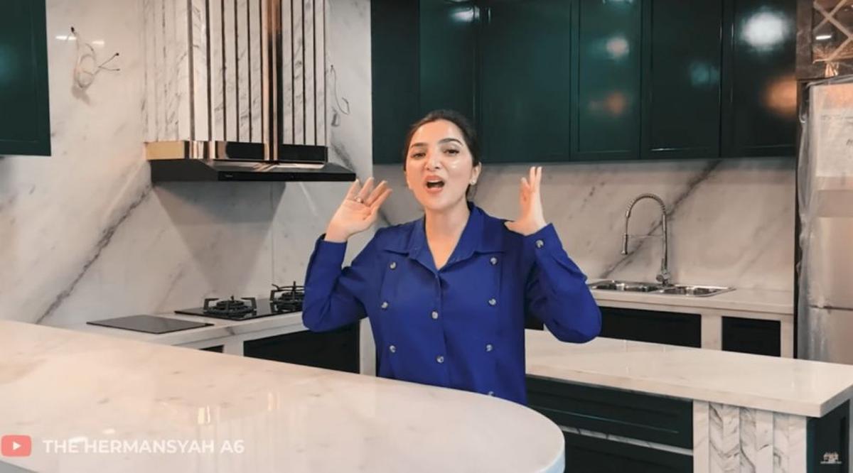 7 Potret Dapur Artis dengan Beragam Bentuk, Dari yang Mewah Banget Sampai yang Unik