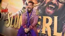 <p>Jason Momoa berpose dengan boneka babi saat menghadiri pemutaran perdana film Netflix "Slumberland" di AMC Century City di Century City, California pada 9 November 2022. Mamoa kemudian mengenakan jaket merah muda gelap yang dia kenakan dalam fitur tersebut. (Charley Gallay/Getty Images for Netflix/AFP)</p>