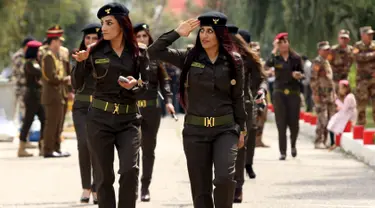 Para pejuang perempuan Kurdi Peshmerga menghadiri upacara wisuda mereka di sebuah akademi polisi di distrik Zakho, Irak, Rabu (30/3). Ada sekitar 10 ribu tentara perempuan Peshmerga yang ikut bertempur melawan ISIS di Suriah dan Irak. (REUTERS/Ari Jalal)