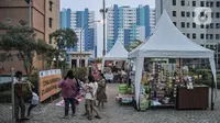 Aktivitas penghuni rusun di dekat tower yang difungsikan sebagai lokasi karantina pekerja migran Indonesia (PMI) atau WNI dari luar negeri di Rumah Susun Nagrak, Cilincing, Jakarta Utara, Rabu (5/1/2022). (merdeka.com/Iqbal S. Nugroho)