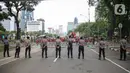 Polisi berjaga saat massa dari berbagai elemen buruh berunjuk rasa di kawasan Patung Kuda, Jakarta, Kamis (22/10/2020). Dalam aksinya, massa meminta dikeluarkannya Perppu pencabutan UU Cipta Kerja. (Liputan6.com/Faizal Fanani)