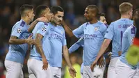 Gelandang Manchester City, Ilkay Gundogan (tengah) berselebrasi dengan rekan-rekannya usai mencetak gol ke gawang Shakhtar Donetsk pada pertandingan Grup C Liga Champions di Stadion Etihad, Inggris (26/11/2019). Manchester City bermain imbang 1-1 atas Shakhtar Donetsk. (AP Photo/Dave Thompson)