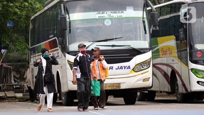 Calon pemudik saat berada di area Terminal Kampung Rambutan Jakarta, Senin (30/3/2020). Pemerintah sedang menyiapkan peraturan terkait mudik lebaran 2020 untuk mengurangi mobilitas penduduk dalam upaya pencegahan penyebaran virus Corona COVID-19. (Liputan6.com/Helmi Fithriansyah)