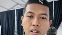 Jurnalis KLY Sports, Hery Kurniawan, membagikan pengalaman meliput konferensi pers usai pertandingan Piala Dunia 2026. Meski tersedia interpreter, tuntutan memahami berbagai bahasa dan bekerja secara multitasking tetap menjadi tantangan tersendiri.
