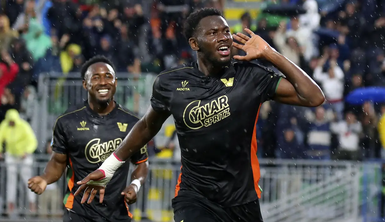 Pemain Venezia, Fali Cande melakukan selebrasi setelah mencetak gol kedua timnya ke gawang Fiorentina dalam laga lanjutan Liga Italia 2024/2025 di Stadio Pier Luigi Penzo, Venezia, Italia, Senin (12/05/2025) waktu setempat. (AP Photo/LaPresse/Paola Garbuio)