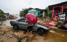 FOTO: Luluh Lantak Malaysia Diterjang Banjir Besar, Rumah hingga Jalanan Hancur