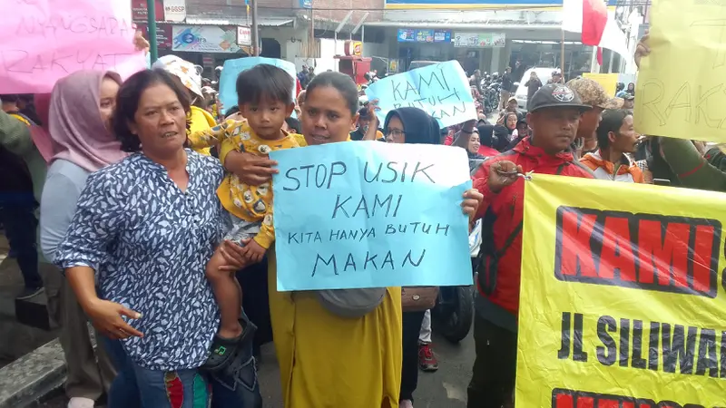 Ratusan PKL berdemo meminta Pemda Garut, Jawa Barat, mengembalikan lapak jualan mereka ke kawasan Jalan Ahmad Yani atau Pengkolan Garut dari tempat relokasi saat ini, jalan Pasar Baru. (Liputan6.com/Jayadi Supriadin)