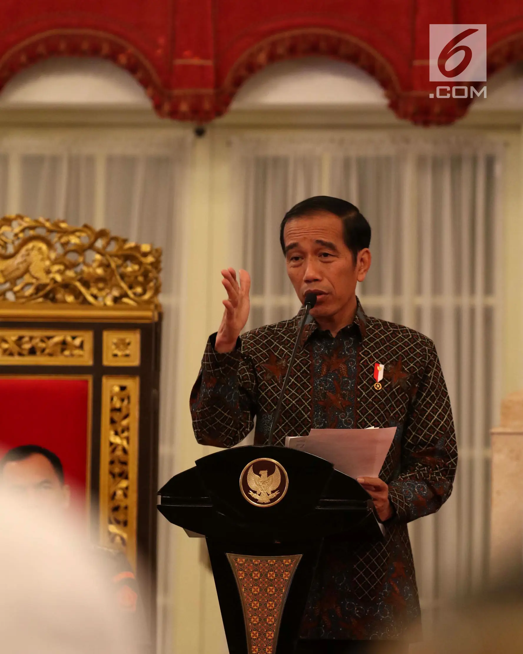 Presiden Joko Widodo atau Jokowi memimpin Sidang Kabinet Paripurna di Istana Negara, Jakarta, Senin (9/4). Sidang membahas ketersediaan anggaran dan pagu indikatif serta prioritas nasional tahun 2019. (Liputan6.com/Angga Yuniar)