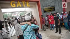 Seorang pengunjuk rasa yang menolak UU Cipta Kerja memeluk orang tuanya di Polda Metro Jaya, Jakarta, Rabu (14/10/2020). Mereka diamankan petugas Kepolisian karena diduga terlibat kericuhan saat unjuk rasa menolak UU Cipta Kerja pada Selasa (14/10/2020). (Liputan6.com/Faizal Fanani)