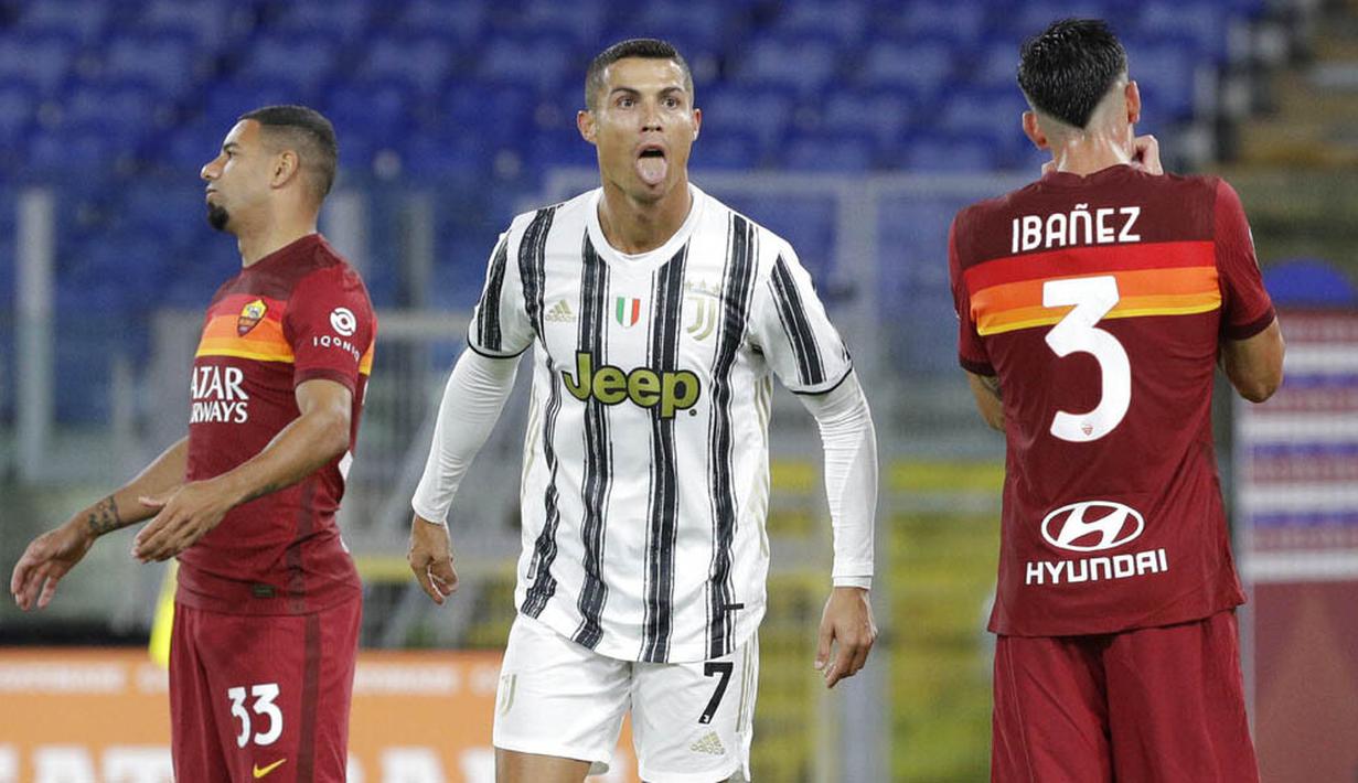 1. Cristiano Ronaldo - Megabintang Juventus itu dinyatakan terpapar virus corona pada Selasa (13/10/2020). Meski tidak menunjukan gejala apapun, kapten Timnas Portugal itu dikonfirmasi positif Covid-19 setelah menjalani tes swab. (AP/Gregorio Borgia)