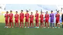 Para pemain Timnas Indonesia U-20 menyanyikan lagu kebangsaan sebelum bertanding melawan Irak pada pertandingan Piala Asia U-20 di Stadion Lokomotiv, Rabu (1/3/2023). Timnas Indonesia kalah 0-1 dari Irak. (Foto:Dok PSSI)