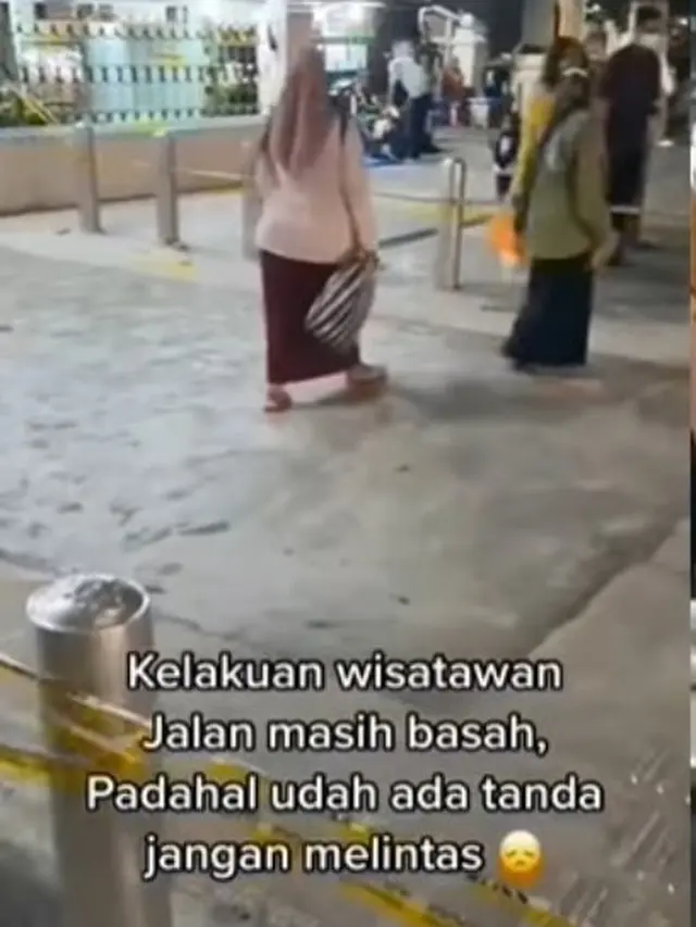 6 Tingkah Acuh Orang Saat Lewat Cor Basah Ini Jangan Ditiru
