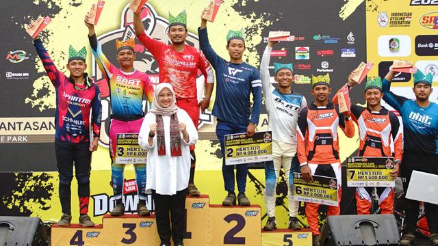 Para pemenang Banyuwangi Ijen Geopark Downhill 2023 menerima hadia dari Bupati Banywangi Ipuk Fiestiandani (Istimewa)